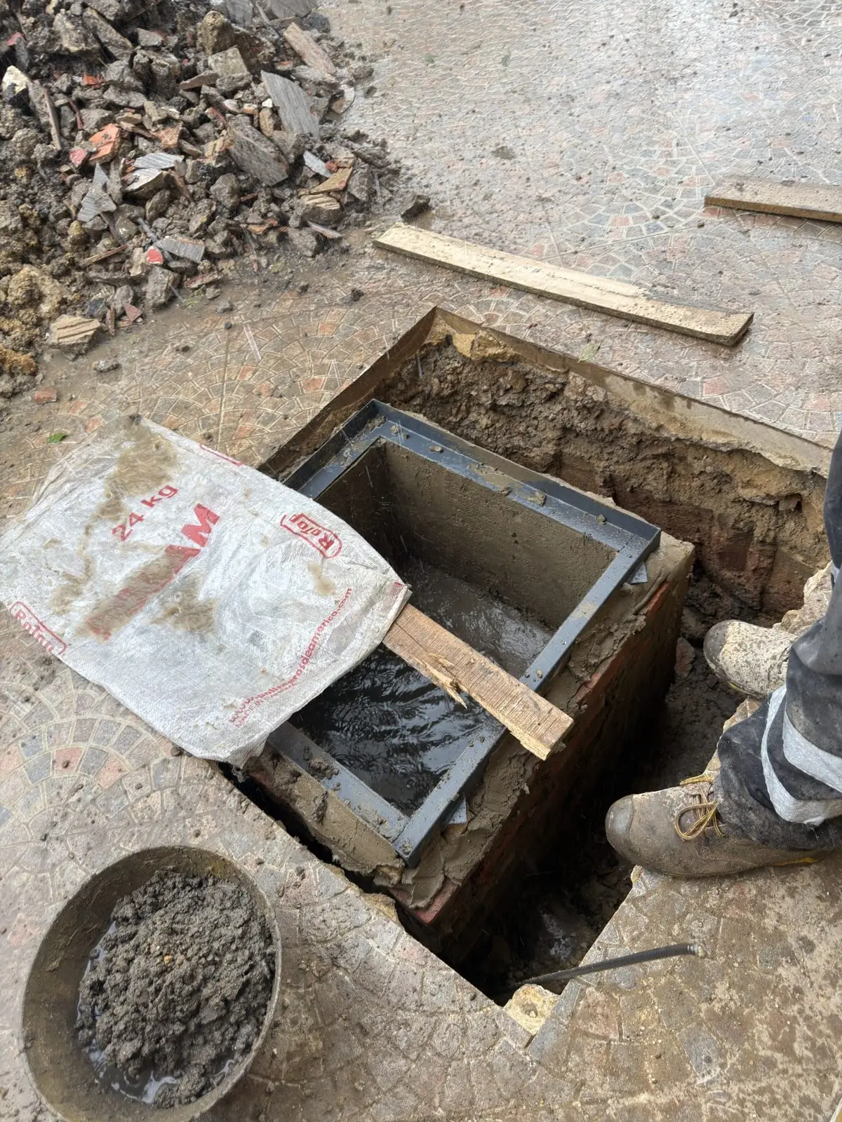 Construimos una caja nueva para que la acometida quede accesible para mantenimiento.