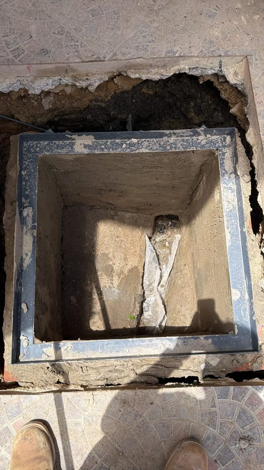 Caja de inspección sanitaria nueva con marco metálico