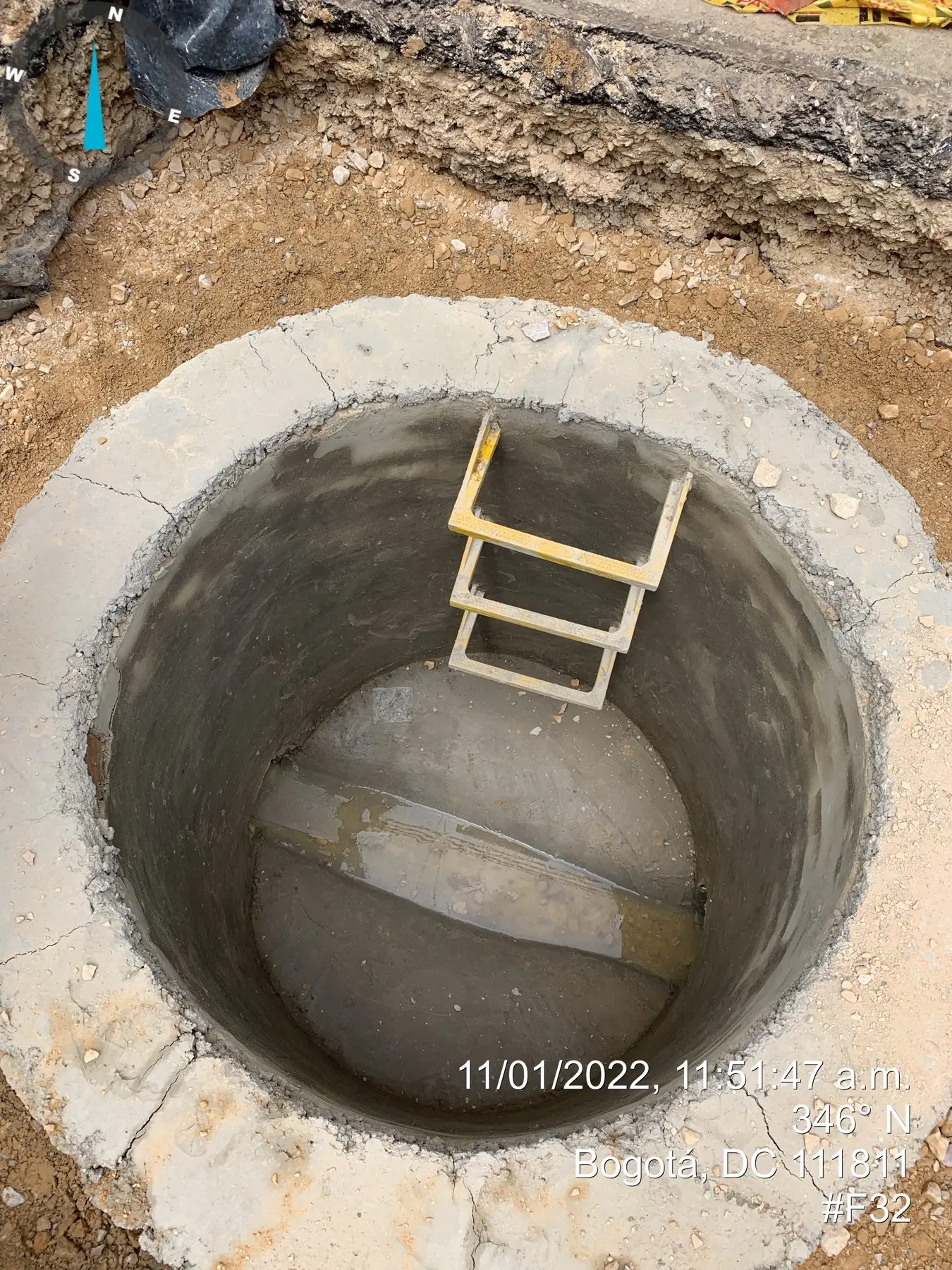 Cilindro prefabricado de concreto con escalera de acceso.