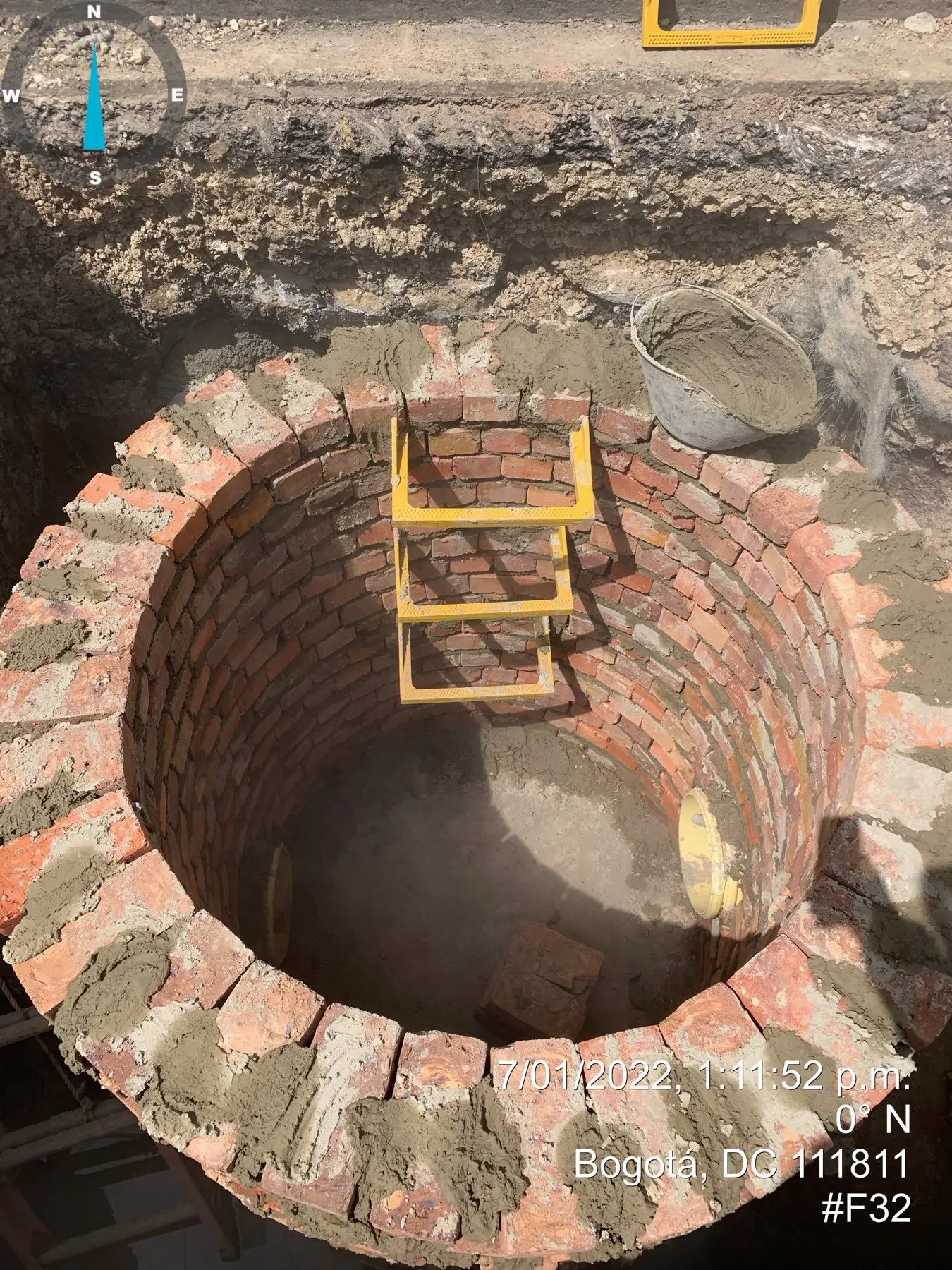 Pozo con escalones de acceso para el mantenimiento.