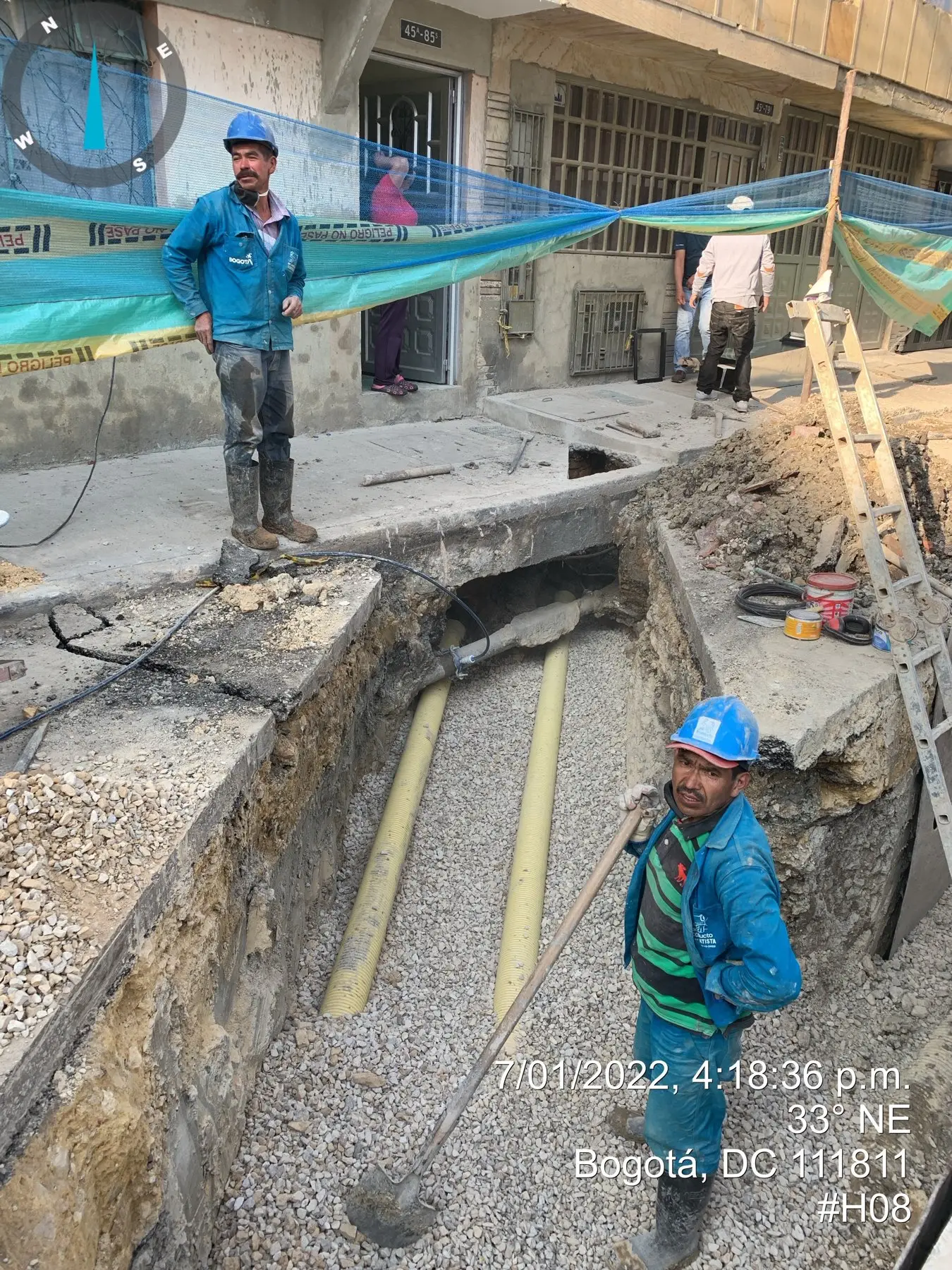 Tubería sanitaria y pluvial en paralelo sobre cama de gravilla.