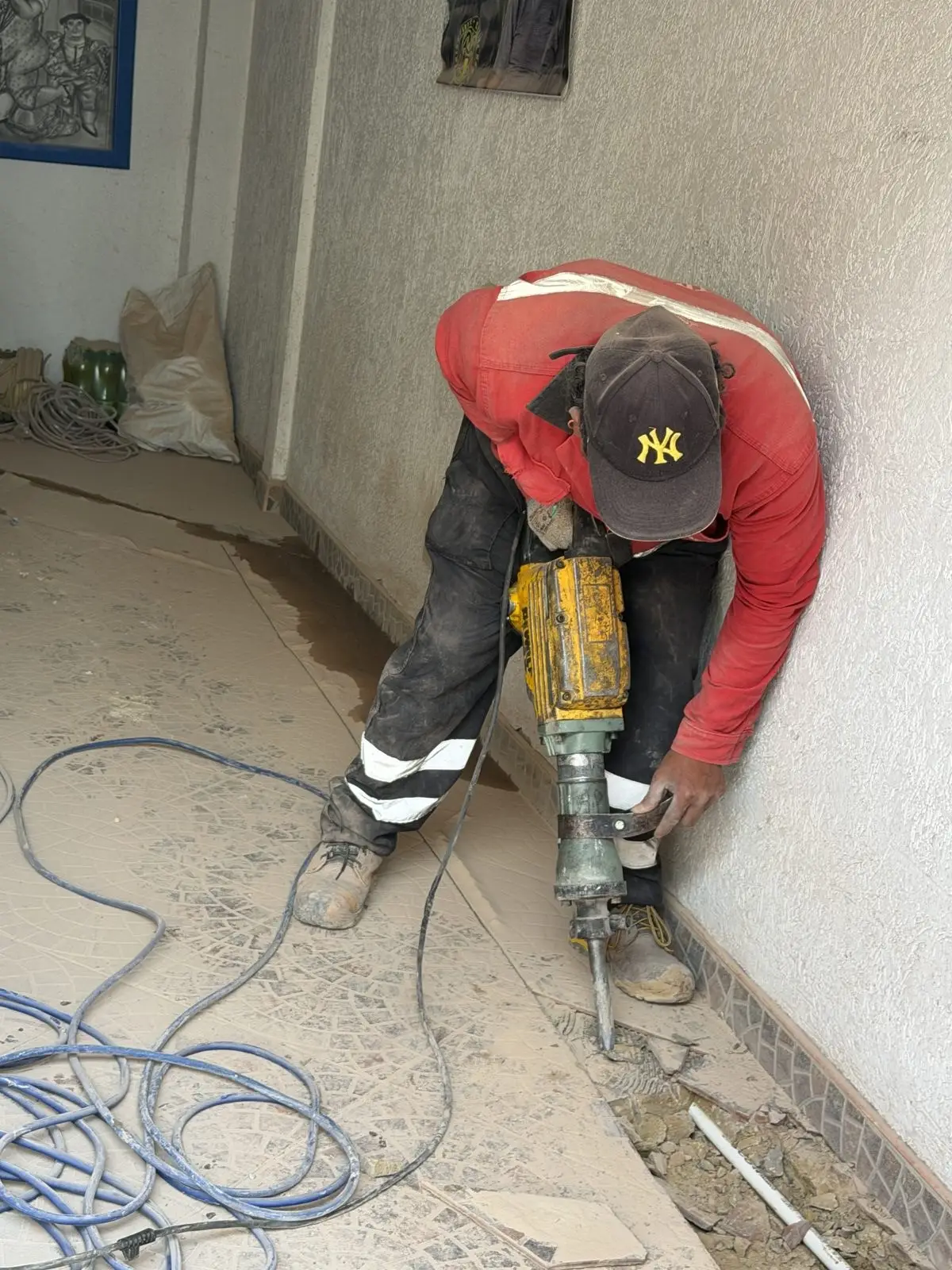 Cortamos con disco solo la franja de la zanja para no dañar más piso del necesario.