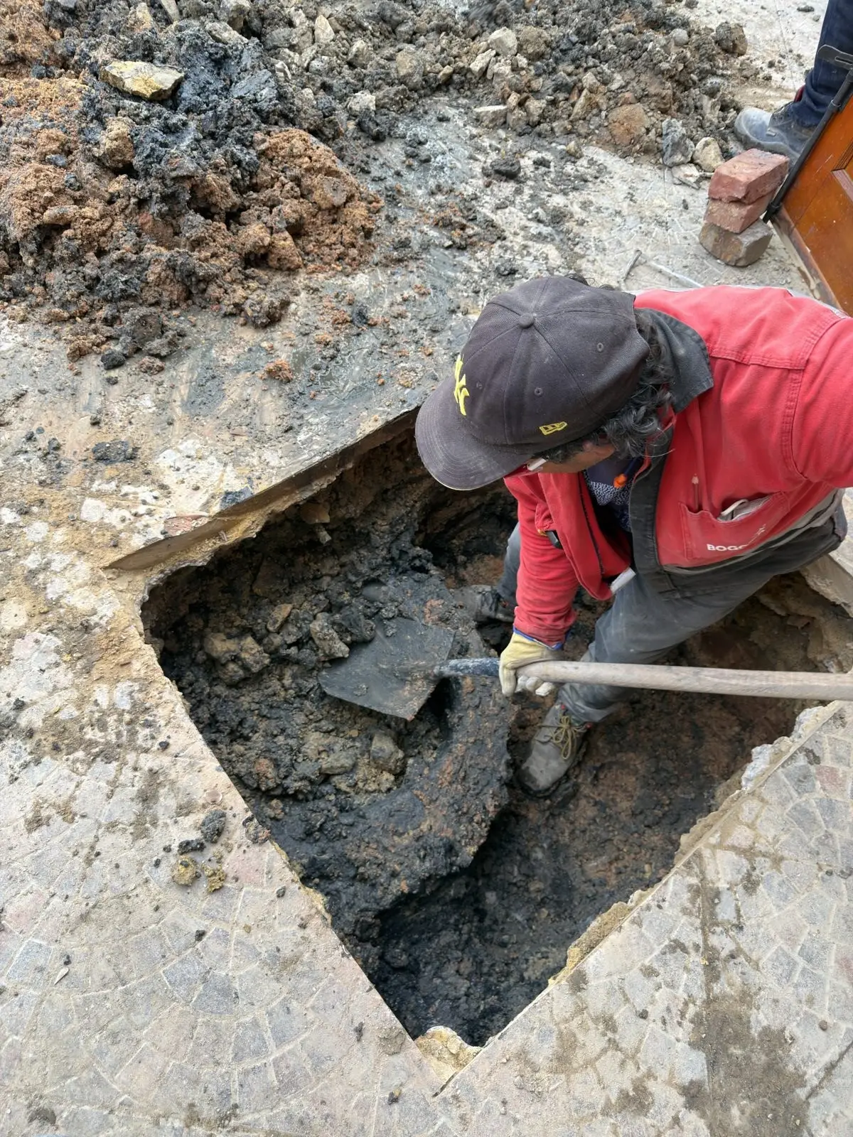 Al excavar la caja sanitaria, la acometida estaba taponada y trabajando a presión.