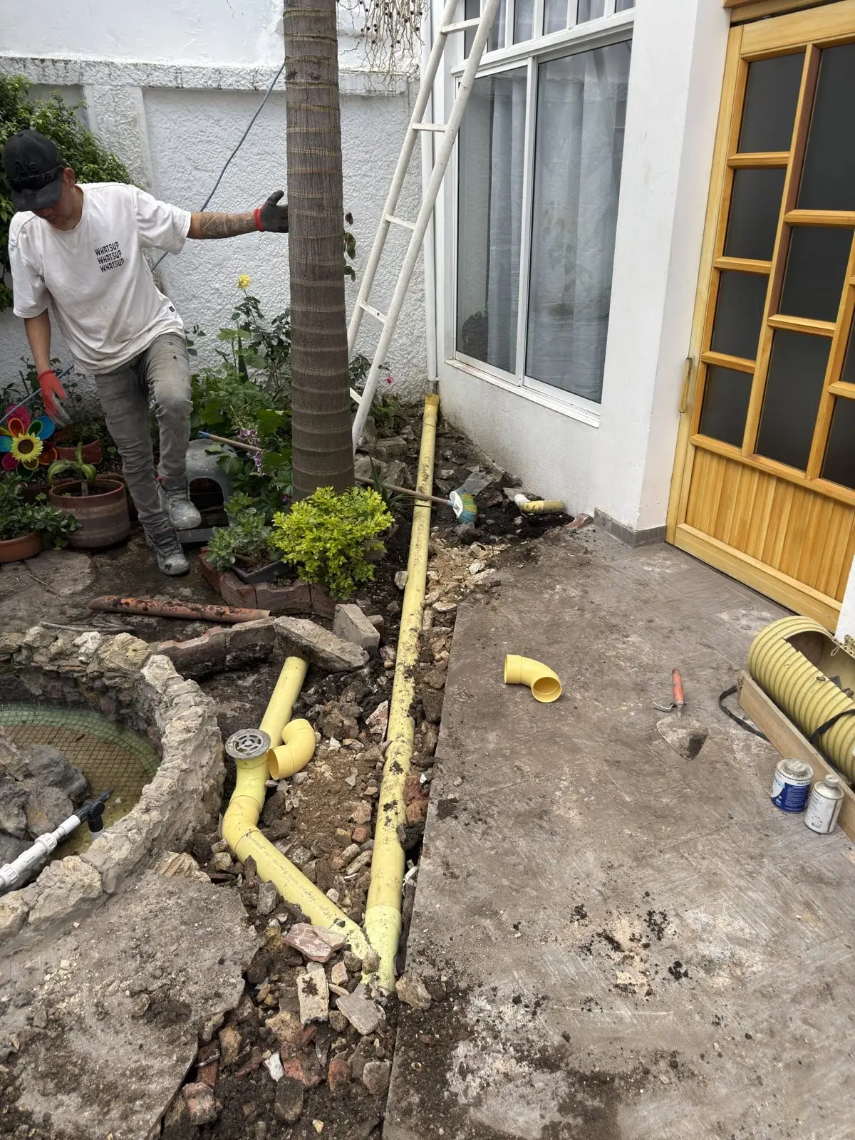 Instalación de tubería PVC de aguas lluvias para el bajante del patio