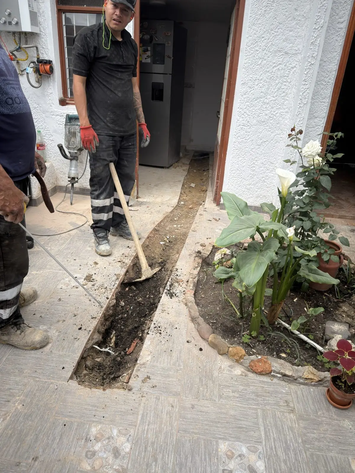 Zanja para red sanitaria en el patio de una vivienda